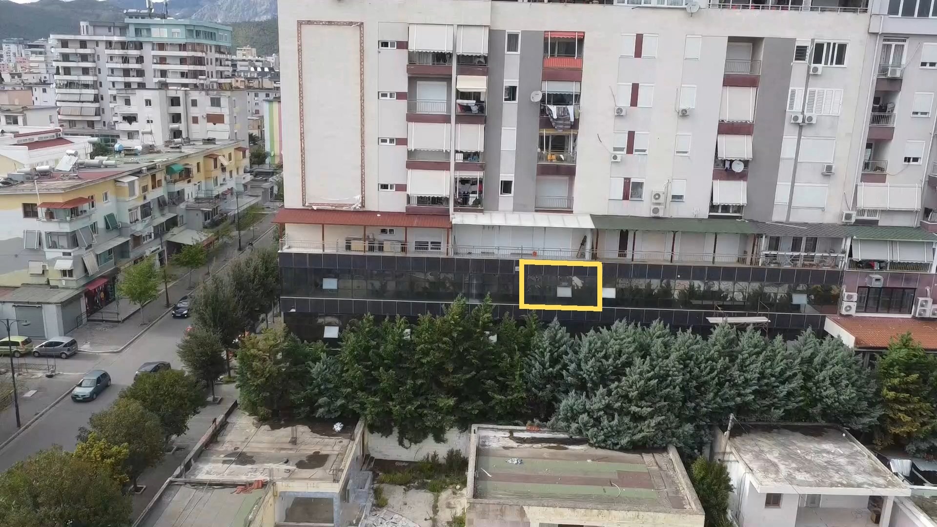 Shitet Njesi Biznesi ne qendren tregtare Dardanet